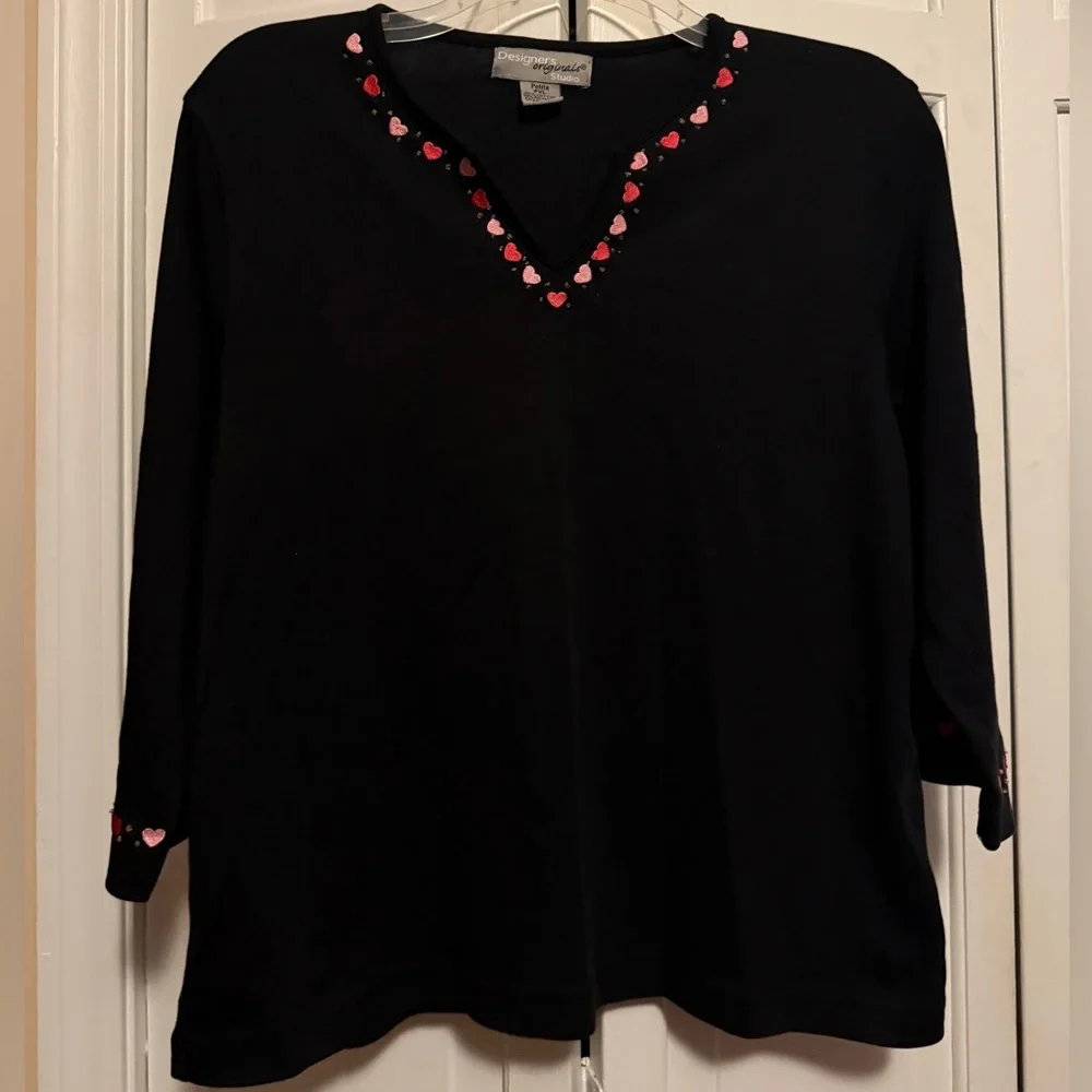 Designers Originals studio Black V-Neck Top 3/4 with embroidered Pink hearts PXL